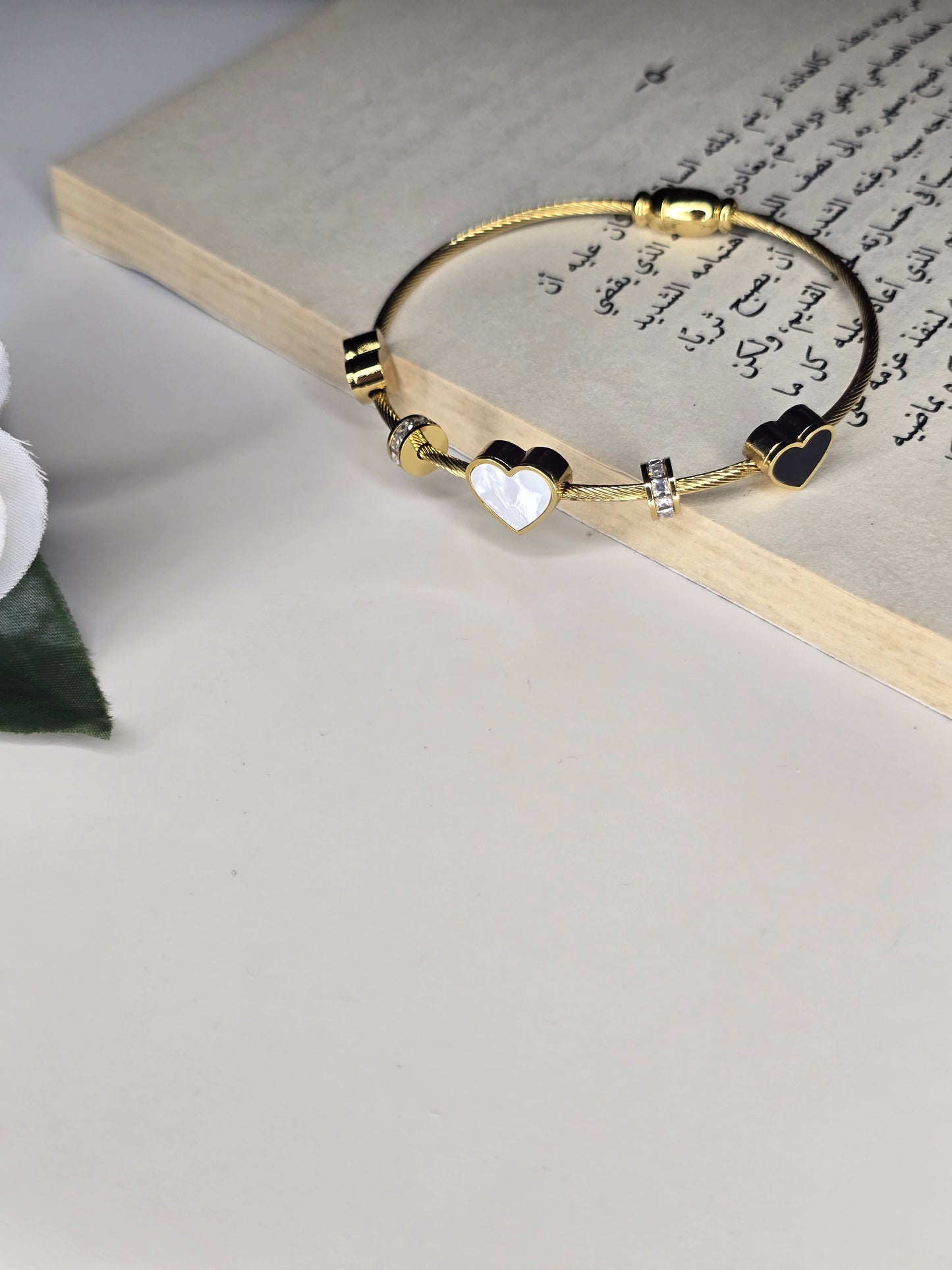 Pandora Style Bracelet with Black & White Heart Charms – Gold Plated Stainless Steel