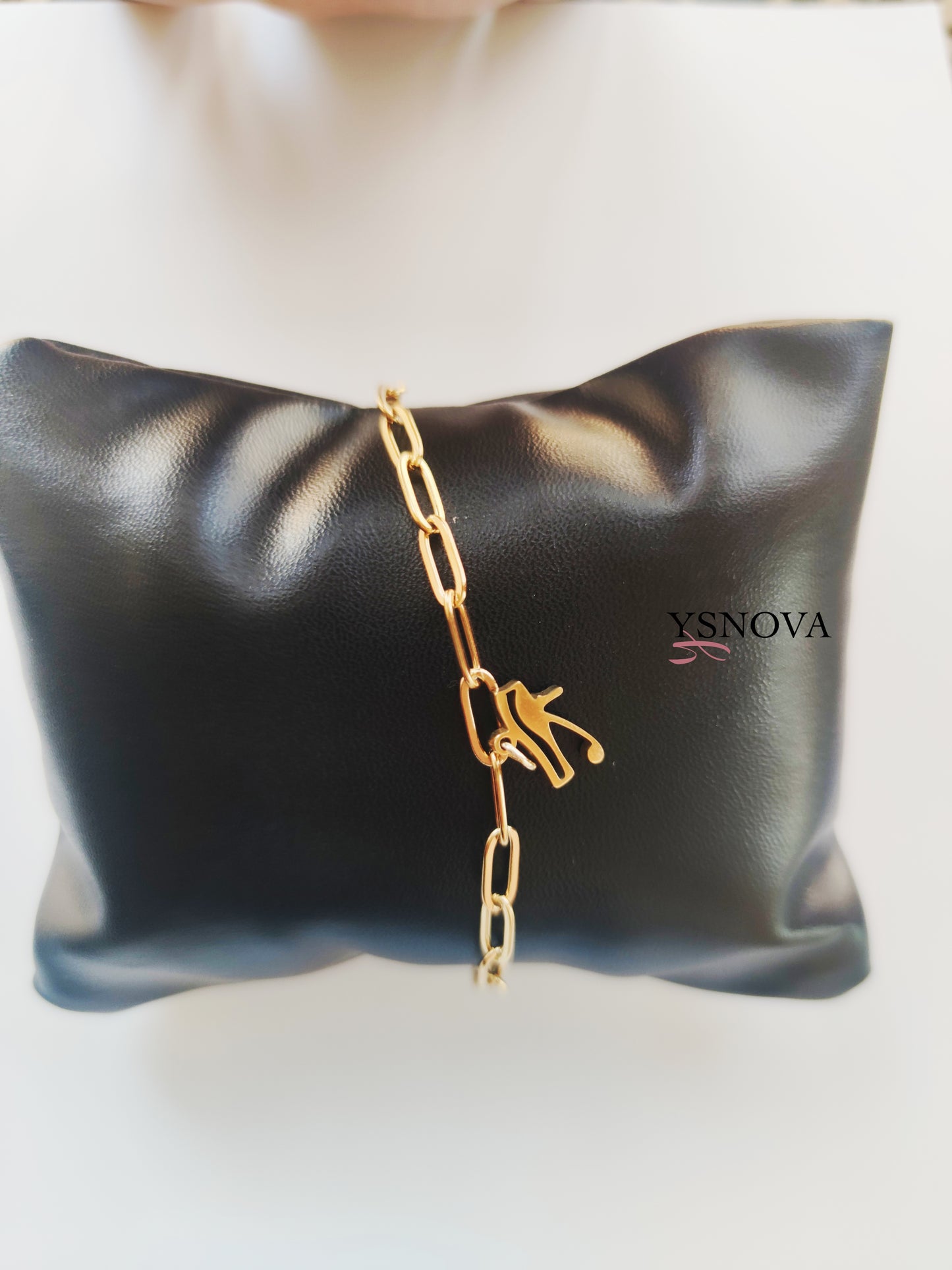 انسيال ستانلس ستيل مطلي بالذهب بسلسلة عريضة وحلية زخرفية متدلية، معروض على خلفية بيضاء – YSNOVA