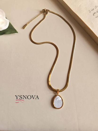 Oval Stone Pendant Necklace (Black or White) – Gold Plated Stainless Steel