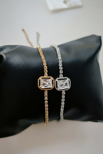 انسيال تينس مطلي بالذهب أو الفضة بفصوص زركون مربعة لامعة، معروض على وسادة عرض سوداء – YSNOVA