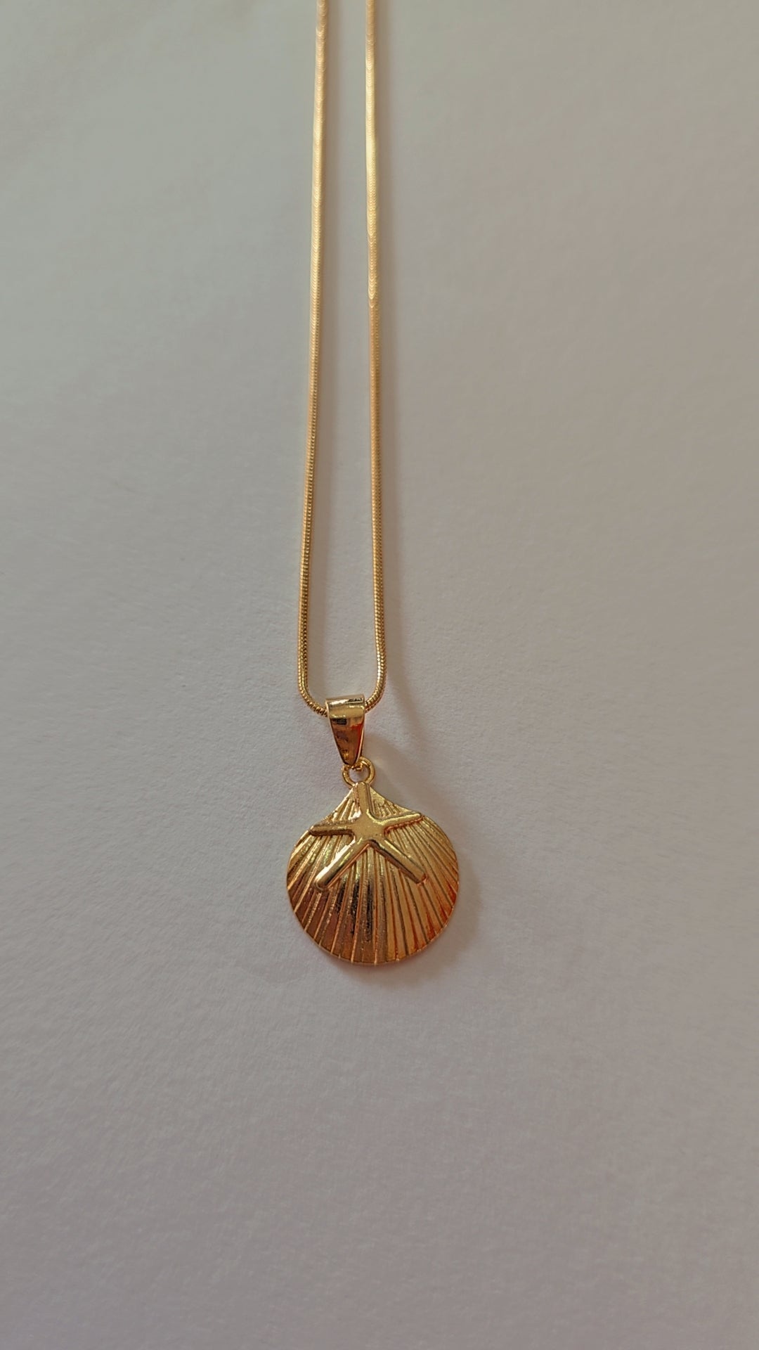 Gold-Plated Shell Pendant Necklace – Minimal & Elegant Design