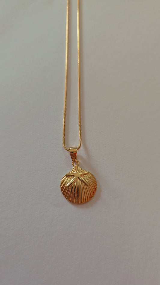 Gold-Plated Shell Pendant Necklace – Minimal & Elegant Design