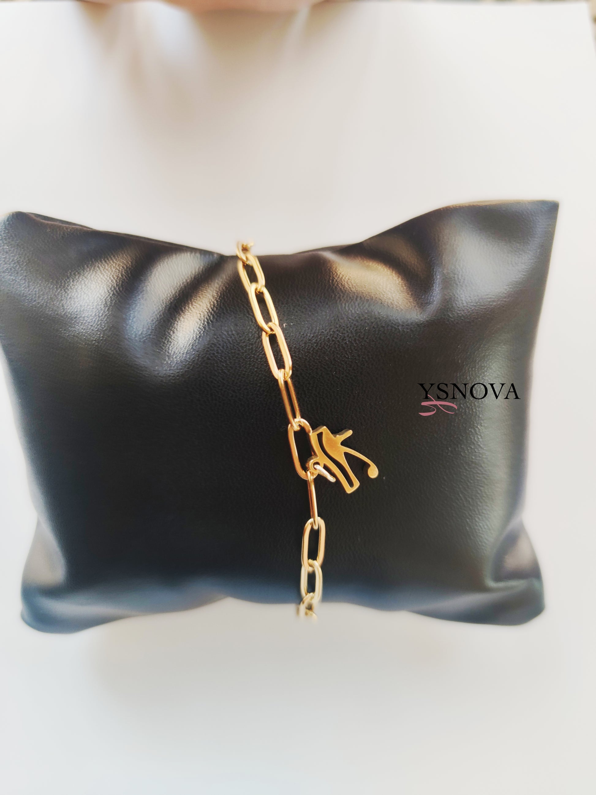 انسيال ستانلس ستيل مطلي بالذهب بسلسلة عريضة وحلية زخرفية متدلية، معروض على خلفية بيضاء – YSNOVA